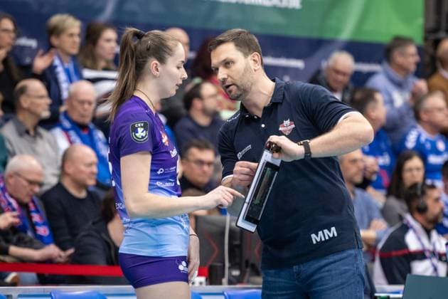 Michal Masek KS DevelopRes Rzeszow, Head Coach with Magdalena Jurczyk KS DevelopRes Rzeszow, 95 GER, Allianz MTV Stuttgart vs KS DevelopRes Rzeszow, Volleyball, CEV Volleyball Champions League, Volleyball CL, VCL, Final round, Round of 16, 2024 2025 season, 06 02 2025 GER, Allianz MTV Stuttgart vs KS DevelopRes Rzeszow, Volleyball, CEV Volleyball Champions League, Volleyball CL, VCL, Final round, Round of 16, 2024 2025 season, 06 02 2025 Stuttgart Copyright: xSandyxDinkelackerx EP_SDR