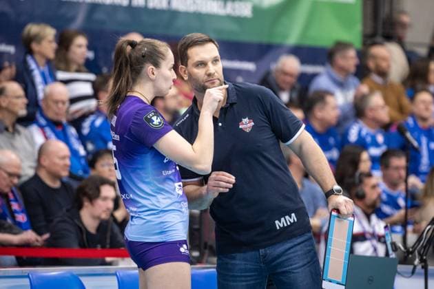 Michal Masek KS DevelopRes Rzeszow, Head Coach with Magdalena Jurczyk KS DevelopRes Rzeszow, 95 GER, Allianz MTV Stuttgart vs KS DevelopRes Rzeszow, Volleyball, CEV Volleyball Champions League, Volleyball CL, VCL, Final round, Round of 16, 2024 2025 season, 06 02 2025 GER, Allianz MTV Stuttgart vs KS DevelopRes Rzeszow, Volleyball, CEV Volleyball Champions League, Volleyball CL, VCL, Final round, Round of 16, 2024 2025 season, 06 02 2025 Stuttgart Copyright: xSandyxDinkelackerx EP_SDR