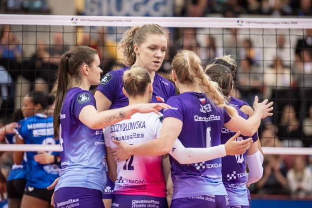 Agnieszka Korneluk KS DevelopRes Rzeszow, 05 center with team, critical view GER, Allianz MTV Stuttgart vs KS DevelopRes Rzeszow, Volleyball, CEV Volleyball Champions League, Volleyball CL, VCL, Final round, Round of 16, 2024 2025 season, 06 02 2025 GER, Allianz MTV Stuttgart vs KS DevelopRes Rzeszow, Volleyball, CEV Volleyball Champions League, Volleyball CL, VCL, Final round, Round of 16, 2024 2025 season, 06 02 2025 Stuttgart Copyright: xSandyxDinkelackerx EP_SDR