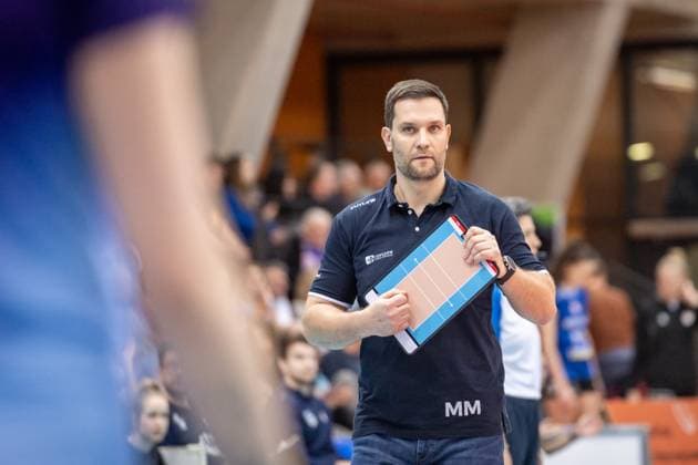 Michal Masek KS DevelopRes Rzeszow, Head Coach , Hand signal, Tactical instruction GER, Allianz MTV Stuttgart vs KS DevelopRes Rzeszow, Volleyball, CEV Volleyball Champions League, Volleyball CL, VCL, Final round, Round of 16, Season 2024 2025, 06 02 2025 GER, Allianz MTV Stuttgart vs KS DevelopRes Rzeszow, Volleyball, CEV Volleyball Champions League, Volleyball CL, VCL, Final round, Round of 16, Season 2024 2025, 06 02 2025 Stuttgart Copyright: xSandyxDinkelackerx EP_SDR