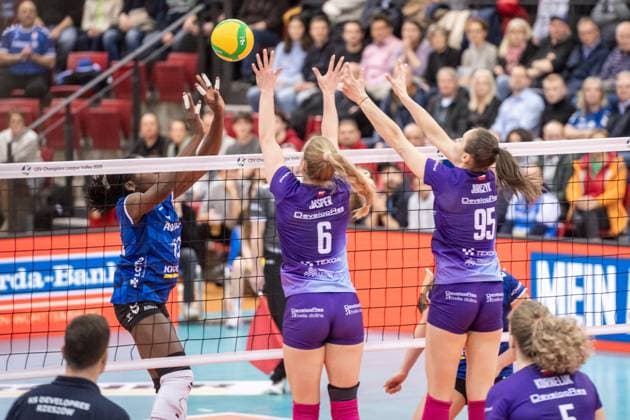 Krystal Rivers Allianz MTV Stuttgart, 13 vs Marrit Jasper KS DevelopRes Rzeszow, 06 and Magdalena Jurczyk KS DevelopRes Rzeszow, 95 GER, Allianz MTV Stuttgart vs KS DevelopRes Rzeszow, Volleyball, CEV Volleyball Champions League, Volleyball CL, VCL, final round, round of 16, 2024 2025 season, 06 02 2025 GER, Allianz MTV Stuttgart vs KS DevelopRes Rzeszow, Volleyball, CEV Volleyball Champions League, Volleyball CL, VCL, final round, round of 16, 2024 2025 season, 06 02 2025 Stuttgart Copyright: xSandyxDinkelackerx EP_SDR