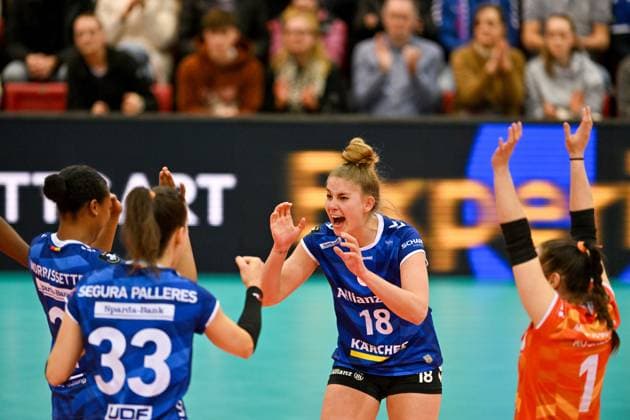 CEV CL Allianz MTV Stuttgart KS DevelopRes Rzeszów 06 02 2025 CEV, ChampionsLeague,, Volleyball, Women, Season 2024 25, Allianz MTV Stuttgart in blue , against KS DevelopRes Rzeszów Poland, in white purple , Pia Kästner, cheering with right Roosa Koskelo, 33 Maria Segura Palleres, 2 Breland Morrissette Copyright: xBEAUTIFULxSPORTS TomxBlochx