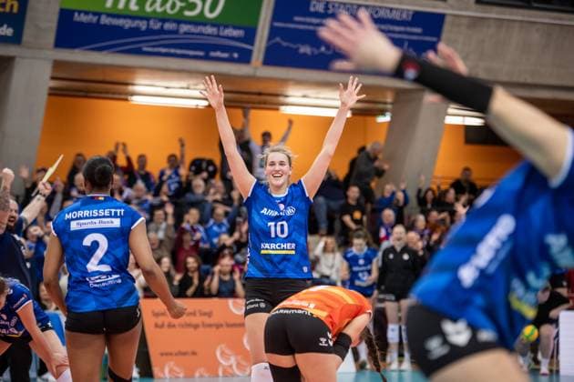 Sport Bilder des Tages Jolien Knollema (Allianz MTV Stuttgart, 10) - Jubel, Freude GER, Allianz MTV Stuttgart vs. KS DevelopRes Rzeszow, Volleyball, CEV Volleyball Champions League, Volleyball CL, VCL, Finalrunde, Achtelfinale, Spielzeit 2024 2025, 06.02.2025 GER, Allianz MTV Stuttgart vs. KS DevelopRes Rzeszow, Volleyball, CEV Volleyball Champions League, Volleyball CL, VCL, Finalrunde, Achtelfinale, Spielzeit 2024 2025, 06.02.2025 Stuttgart Copyright: xSandyxDinkelackerx EP_SDR