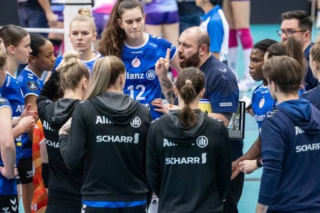 Konstantin Bitter Allianz MTV Stuttgart, Coach time-out, Speech to the team GER, Allianz MTV Stuttgart vs KS DevelopRes Rzeszow, Volleyball, CEV Volleyball Champions League, Volleyball CL, VCL, Final round, Round of 16, Season 2024 2025, 06 02 2025 GER, Allianz MTV Stuttgart vs KS DevelopRes Rzeszow, Volleyball, CEV Volleyball Champions League, Volleyball CL, VCL, Final round, Round of 16, Season 2024 2025, 06 02 2025 Stuttgart Copyright: xSandyxDinkelackerx EP_SDR