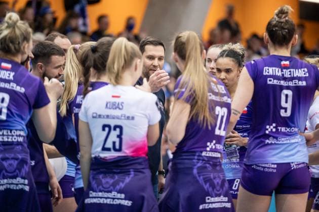 Michal Masek KS DevelopRes Rzeszow, Head Coach Time-out, Address to the team GER, Allianz MTV Stuttgart vs KS DevelopRes Rzeszow, Volleyball, CEV Volleyball Champions League, Volleyball CL, VCL, Final round, Round of 16, Season 2024 2025, 06 02 2025 GER, Allianz MTV Stuttgart vs KS DevelopRes Rzeszow, Volleyball, CEV Volleyball Champions League, Volleyball CL, VCL, Final round, Round of 16, Season 2024 2025, 06 02 2025 Stuttgart Copyright: xSandyxDinkelackerx EP_SDR
