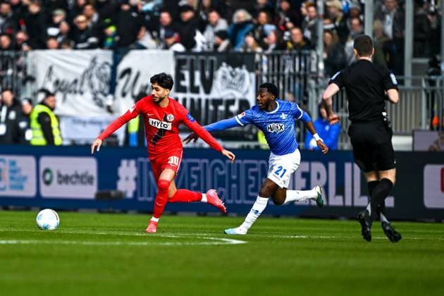 Muhammed Damar SV 07 Elversberg, 30 in duel with Merveille Papela SV Darmstadt 98, 21 , GER, SV Darmstadt 98 vs SV Elversberg, Football, 2 Bundesliga, Matchday 21, Season 2024 2025, 08 02 2025 DFL REGULATIONS PROHIBIT ANY USE OF PHOTOGRAPHS as IMAGE SEQUENCES and or QUASI VIDEO GER, SV Darmstadt 98 vs SV Elversberg, Football, 2 Bundesliga, Matchday 21, Season 2024 2025, 08 02 2025 Darmstadt Copyright: xEibner-Pressefoto FlorianxWieganx EP_FWD