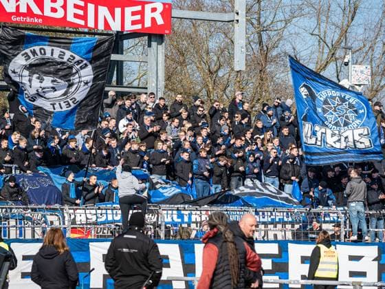 Die Fans des SC Paderborn 07 sorgen fuer Stimmung, GER, SSV Ulm 1846 vs. SC Paderborn 07, Fussball, 2. Bundesliga, Spielzeit 2024 2025, 08.02.2025, DFB DFL regulations prohibit any use of photographs as image sequences and or quasi-video. GER, SSV Ulm 1846 vs. SC Paderborn 07, Fussball, 2. Bundesliga, Spielzeit 2024 2025, 08.02.2025 Ulm Copyright: xMichaelxSchmidt Eibner-Pressefotx EP_MST