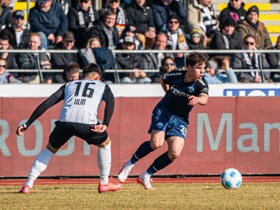 Casper Terho SC Paderborn 07, 24 in duel with Aaron Keller SSV Ulm 1846, 16 , GER, SSV Ulm 1846 vs SC Paderborn 07, Football, 2 Bundesliga, Season 2024 2025, 08 02 2025, DFB DFL regulations prohibit any use of photographs as image sequences and or quasi video GER, SSV Ulm 1846 vs SC Paderborn 07, Football, 2 Bundesliga, Season 2024 2025, 08 02 2025 Ulm Copyright: xMichaelxSchmidt Eibner-Pressefotx EP_MST