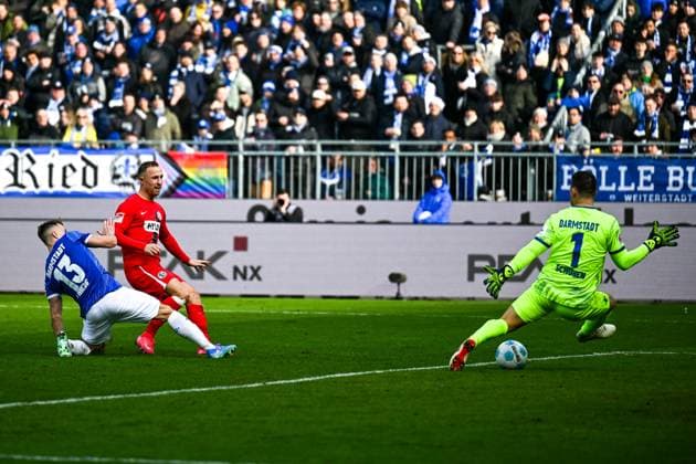 The goal for 0 2 by Maurice Neubauer SV 07 Elversberg, 33 , GER, SV Darmstadt 98 vs SV Elversberg, Football, 2 Bundesliga, Matchday 21, Season 2024 2025, 08 02 2025 DFL REGULATIONS PROHIBIT ANY USE OF PHOTOGRAPHS as IMAGE SEQUENCES and or QUASI VIDEO GER, SV Darmstadt 98 vs SV Elversberg, Football, 2 Bundesliga, Matchday 21, Season 2024 2025, 08 02 2025 Darmstadt Copyright: xEibner-Pressefoto FlorianxWieganx EP_FWD