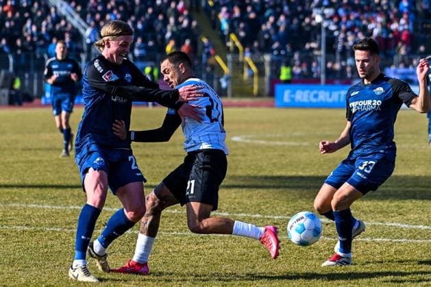 GER, 2 BL, SSV Ulm 1846 vs SC Paderborn 08 02 2025, Donaustadion, Ulm, GER, 2 BL, SSV Ulm 1846 vs SC Paderborn, in the picture Felix Götze Goetze SC Paderborn, 20 , Oliver Batista Meier SSV Ulm, 21 , Marcel Hoffmeier SC Paderborn, 33 nordphotoxGmbHx xHafner nph00200