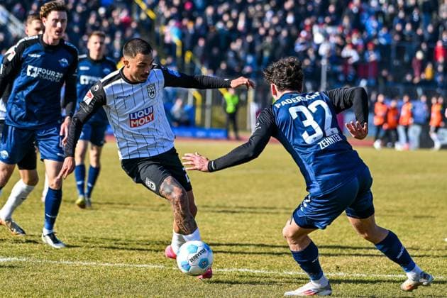 GER, 2 BL, SSV Ulm 1846 vs SC Paderborn 08 02 2025, Donaustadion, Ulm, GER, 2 BL, SSV Ulm 1846 vs SC Paderborn, in the picture Oliver Batista Meier SSV Ulm, 21 , Aaron Zehnter SC Paderborn, 32 nordphotoxGmbHx xHafner nph00200