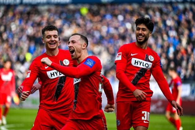 Maurice Neubauer SV 07 Elversberg, 33 and team celebrate the goal to 0 2, GER, SV Darmstadt 98 vs SV Elversberg, Football, 2 Bundesliga, Matchday 21, Season 2024 2025, 08 02 2025 DFL REGULATIONS PROHIBIT ANY USE OF PHOTOGRAPHS as IMAGE SEQUENCES and or QUASI VIDEO GER, SV Darmstadt 98 vs SV Elversberg, Football, 2 Bundesliga, Matchday 21, Season 2024 2025, 08 02 2025 Darmstadt Copyright: xEibner-Pressefoto FlorianxWieganx EP_FWD