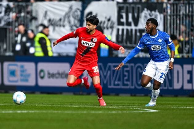 Muhammed Damar SV 07 Elversberg, 30 in duel with Merveille Papela SV Darmstadt 98, 21 , GER, SV Darmstadt 98 vs SV Elversberg, Football, 2 Bundesliga, Matchday 21, Season 2024 2025, 08 02 2025 DFL REGULATIONS PROHIBIT ANY USE OF PHOTOGRAPHS as IMAGE SEQUENCES and or QUASI VIDEO GER, SV Darmstadt 98 vs SV Elversberg, Football, 2 Bundesliga, Matchday 21, Season 2024 2025, 08 02 2025 Darmstadt Copyright: xEibner-Pressefoto FlorianxWieganx EP_FWD