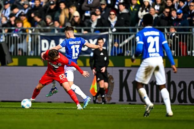 Carlo Sickinger SV 07 Elversberg, 23 in duel with Marco Thiede SV Darmstadt 98, 13 , GER, SV Darmstadt 98 vs SV Elversberg, Football, 2 Bundesliga, Matchday 21, Season 2024 2025, 08 02 2025 DFL REGULATIONS PROHIBIT ANY USE OF PHOTOGRAPHS as IMAGE SEQUENCES and or QUASI VIDEO GER, SV Darmstadt 98 vs SV Elversberg, Football, 2 Bundesliga, Matchday 21, Season 2024 2025, 08 02 2025 Darmstadt Copyright: xEibner-Pressefoto FlorianxWieganx EP_FWD
