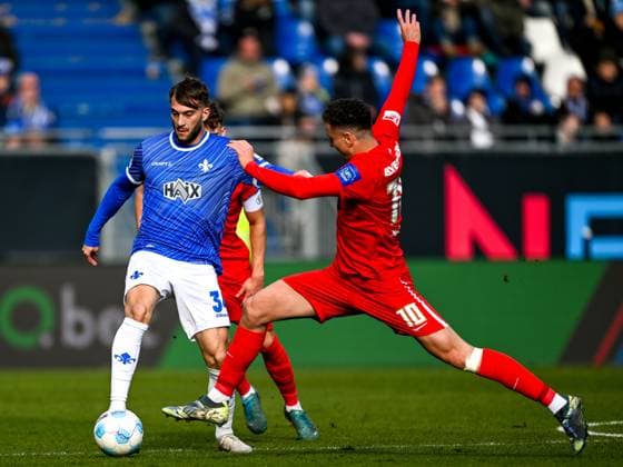 Killian Corredor SV Darmstadt 98, 34 in duel with Fisnik Asllani SV 07 Elversberg, 10 , GER, SV Darmstadt 98 vs SV Elversberg, Football, 2 Bundesliga, Matchday 21, Season 2024 2025, 08 02 2025 DFL REGULATIONS PROHIBIT ANY USE OF PHOTOGRAPHS as IMAGE SEQUENCES and or QUASI VIDEO GER, SV Darmstadt 98 vs SV Elversberg, Football, 2 Bundesliga, Matchday 21, Season 2024 2025, 08 02 2025 Darmstadt Copyright: xEibner-Pressefoto FlorianxWieganx EP_FWD