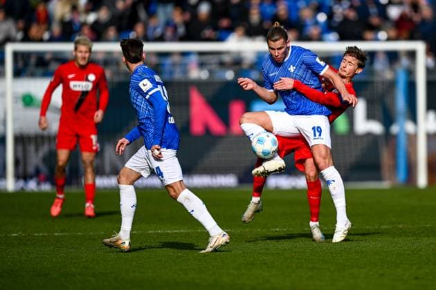 Fynn Lakenmacher SV Darmstadt 98, 19 in duel with Carlo Sickinger SV 07 Elversberg, 23 , GER, SV Darmstadt 98 vs SV Elversberg, Soccer, 2 Bundesliga, Matchday 21, Season 2024 2025, 08 02 2025 DFL REGULATIONS PROHIBIT ANY USE OF PHOTOGRAPHS as IMAGE SEQUENCES and or QUASI VIDEO GER, SV Darmstadt 98 vs SV Elversberg, Soccer, 2 Bundesliga, Matchday 21, Season 2024 2025, 08 02 2025 Darmstadt Copyright: xEibner-Pressefoto FlorianxWieganx EP_FWD