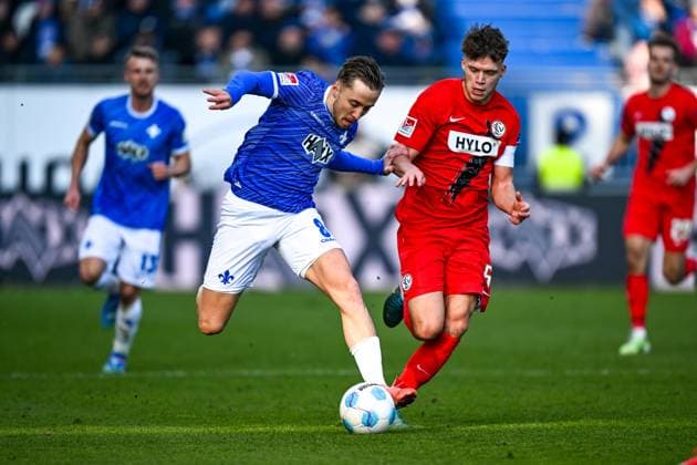 Luca Marseiler SV Darmstadt 98, 08 in duel with Robin Fellhauer SV 07 Elversberg, 06 , GER, SV Darmstadt 98 vs SV Elversberg, Football, 2 Bundesliga, Matchday 21, Season 2024 2025, 08 02 2025 DFL REGULATIONS PROHIBIT ANY USE OF PHOTOGRAPHS as IMAGE SEQUENCES and or QUASI VIDEO GER, SV Darmstadt 98 vs SV Elversberg, Football, 2 Bundesliga, Matchday 21, Season 2024 2025, 08 02 2025 Darmstadt Copyright: xEibner-Pressefoto FlorianxWieganx EP_FWD