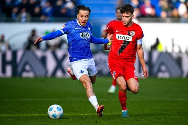 Luca Marseiler SV Darmstadt 98, 08 in duel with Robin Fellhauer SV 07 Elversberg, 06 , GER, SV Darmstadt 98 vs SV Elversberg, Football, 2 Bundesliga, Matchday 21, Season 2024 2025, 08 02 2025 DFL REGULATIONS PROHIBIT ANY USE OF PHOTOGRAPHS as IMAGE SEQUENCES and or QUASI VIDEO GER, SV Darmstadt 98 vs SV Elversberg, Football, 2 Bundesliga, Matchday 21, Season 2024 2025, 08 02 2025 Darmstadt Copyright: xEibner-Pressefoto FlorianxWieganx EP_FWD