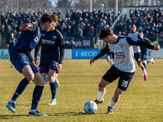 Maurice Krattenmacher SSV Ulm 1846, 30 in duel with Calvin Brackelmann SC Paderborn 07, 04 , GER, SSV Ulm 1846 vs SC Paderborn 07, Football, 2 Bundesliga, Season 2024 2025, 08 02 2025, DFB DFL regulations prohibit any use of photographs as image sequences and or quasi video GER, SSV Ulm 1846 vs SC Paderborn 07, Football, 2 Bundesliga, Season 2024 2025, 08 02 2025 Ulm Copyright: xMichaelxSchmidt Eibner-Pressefotx EP_MST