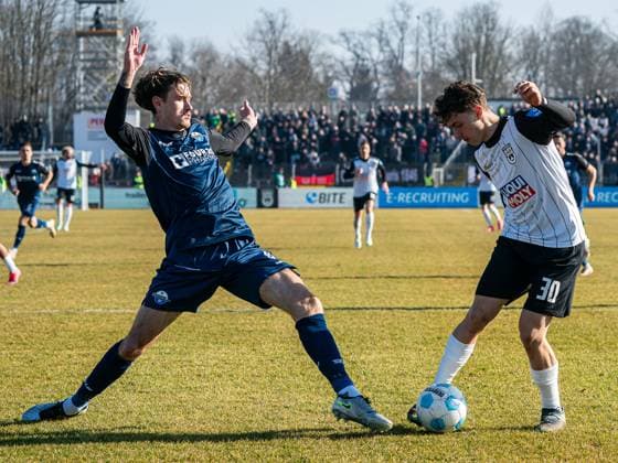 Maurice Krattenmacher SSV Ulm 1846, 30 in duel with Calvin Brackelmann SC Paderborn 07, 04 , GER, SSV Ulm 1846 vs SC Paderborn 07, Football, 2 Bundesliga, Season 2024 2025, 08 02 2025, DFB DFL regulations prohibit any use of photographs as image sequences and or quasi video GER, SSV Ulm 1846 vs SC Paderborn 07, Football, 2 Bundesliga, Season 2024 2025, 08 02 2025 Ulm Copyright: xMichaelxSchmidt Eibner-Pressefotx EP_MST