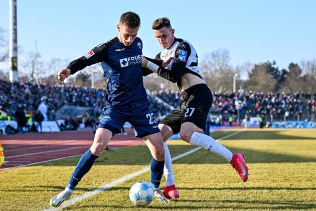 GER, 2 BL, SSV Ulm 1846 vs SC Paderborn 08 02 2025, Donaustadion, Ulm, GER, 2 BL, SSV Ulm 1846 vs SC Paderborn, in the picture Tjark Scheller SC Paderborn, 25 , Niklas Kolbe SSV Ulm, 27 , fight for the ball nordphotoxGmbHx xHafner nph00200