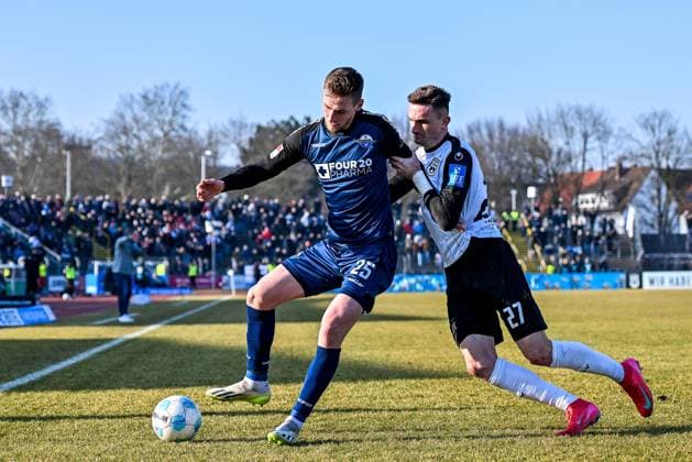 GER, 2 BL, SSV Ulm 1846 vs SC Paderborn 08 02 2025, Donaustadion, Ulm, GER, 2 BL, SSV Ulm 1846 vs SC Paderborn, in the picture Tjark Scheller SC Paderborn, 25 , Niklas Kolbe SSV Ulm, 27 , fight for the ball nordphotoxGmbHx xHafner nph00200