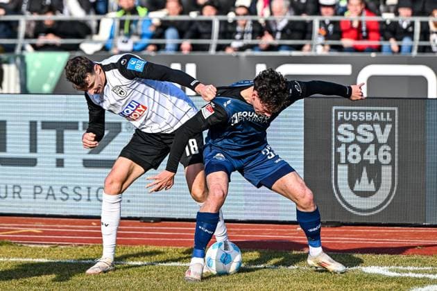 GER, 2 BL, SSV Ulm 1846 vs SC Paderborn 08 02 2025, Donaustadion, Ulm, GER, 2 BL, SSV Ulm 1846 vs SC Paderborn, in the picture Lennart Stoll SSV Ulm, 18 , Marcel Hoffmeier SC Paderborn, 33 , Fight for the ball nordphotoxGmbHx xHafner nph00200
