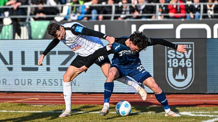 GER, 2 BL, SSV Ulm 1846 vs SC Paderborn 08 02 2025, Donaustadion, Ulm, GER, 2 BL, SSV Ulm 1846 vs SC Paderborn, in the picture Lennart Stoll SSV Ulm, 18 , Marcel Hoffmeier SC Paderborn, 33 , Fight for the ball nordphotoxGmbHx xHafner nph00200
