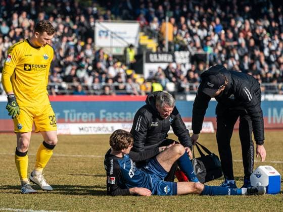 Calvin Brackelmann SC Paderborn 07, 04 must be treated, Markus Schubert SC Paderborn 07, 30 looks worried, GER, SSV Ulm 1846 vs SC Paderborn 07, Football, 2 Bundesliga, Season 2024 2025, 08 02 2025, DFB DFL regulations prohibit any use of photographs as image sequences and or quasi video GER, SSV Ulm 1846 vs SC Paderborn 07, Football, 2 Bundesliga, Season 2024 2025, 08 02 2025 Ulm Copyright: xMichaelxSchmidt Eibner-Pressefotx EP_MST