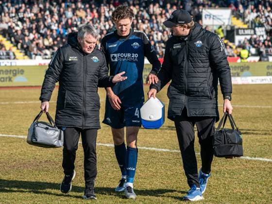 Calvin Brackelmann SC Paderborn 07, 04 must be treated on the sidelines, GER, SSV Ulm 1846 vs SC Paderborn 07, Football, 2 Bundesliga, Season 2024 2025, 08 02 2025, DFB DFL regulations prohibit any use of photographs as image sequences and or quasi video GER, SSV Ulm 1846 vs SC Paderborn 07, Football, 2 Bundesliga, Season 2024 2025, 08 02 2025 Ulm Copyright: xMichaelxSchmidt Eibner-Pressefotx EP_MST