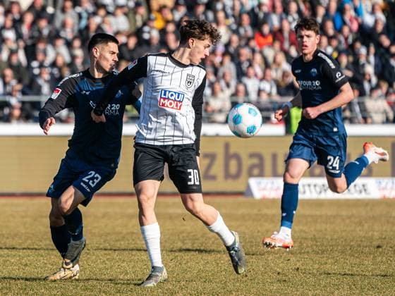 Maurice Krattenmacher SSV Ulm 1846, 30 in duel with Raphael Obermair SC Paderborn 07, 23 , GER, SSV Ulm 1846 vs SC Paderborn 07, Football, 2 Bundesliga, Season 2024 2025, 08 02 2025, DFB DFL regulations prohibit any use of photographs as image sequences and or quasi video GER, SSV Ulm 1846 vs SC Paderborn 07, Football, 2 Bundesliga, Season 2024 2025, 08 02 2025 Ulm Copyright: xMichaelxSchmidt Eibner-Pressefotx EP_MST