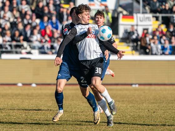 Maurice Krattenmacher SSV Ulm 1846, 30 in duel with Raphael Obermair SC Paderborn 07, 23 , GER, SSV Ulm 1846 vs SC Paderborn 07, Football, 2 Bundesliga, Season 2024 2025, 08 02 2025, DFB DFL regulations prohibit any use of photographs as image sequences and or quasi video GER, SSV Ulm 1846 vs SC Paderborn 07, Football, 2 Bundesliga, Season 2024 2025, 08 02 2025 Ulm Copyright: xMichaelxSchmidt Eibner-Pressefotx EP_MST