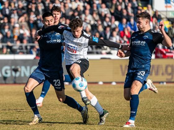 Maurice Krattenmacher SSV Ulm 1846, 30 in duel with Raphael Obermair SC Paderborn 07, 23 and Marcel Hoffmeier SC Paderborn 07, 33 , GER, SSV Ulm 1846 vs SC Paderborn 07, Soccer, 2 Bundesliga, Season 2024 2025, 08 02 2025, DFB DFL regulations prohibit any use of photographs as image sequences and or quasi video GER, SSV Ulm 1846 vs SC Paderborn 07, Fußball, 2 Bundesliga, Spielzeit 2024 2025, 08 02 2025 Ulm Copyright: xMichaelxSchmidt Eibner-Pressefotx EP_MST