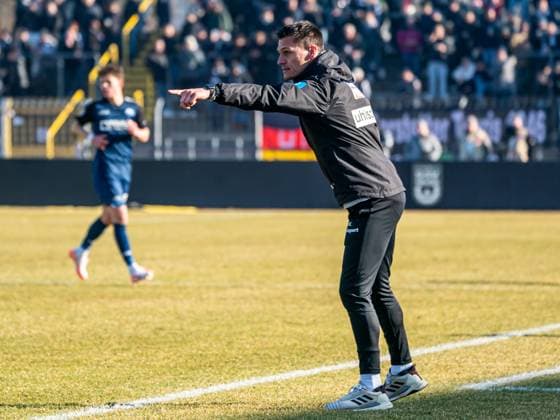 Thomas Woerle, Head coach SSV Ulm 1846 gives instructions to his team, GER, SSV Ulm 1846 vs SC Paderborn 07, Football, 2 Bundesliga, Season 2024 2025, 08 02 2025, DFB DFL regulations prohibit any use of photographs as image sequences and or quasi video GER, SSV Ulm 1846 vs SC Paderborn 07, Football, 2 Bundesliga, Season 2024 2025, 08 02 2025 Ulm Copyright: xMichaelxSchmidt Eibner-Pressefotx EP_MST