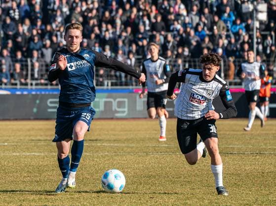 Maurice Krattenmacher SSV Ulm 1846, 30 in running duel with Tjark Scheller SC Paderborn 07, 25 , GER, SSV Ulm 1846 vs SC Paderborn 07, Football, 2 Bundesliga, Season 2024 2025, 08 02 2025, DFB DFL regulations prohibit any use of photographs as image sequences and or quasi video GER, SSV Ulm 1846 vs SC Paderborn 07, Football, 2 Bundesliga, Season 2024 2025, 08 02 2025 Ulm Copyright: xMichaelxSchmidt Eibner-Pressefotx EP_MST
