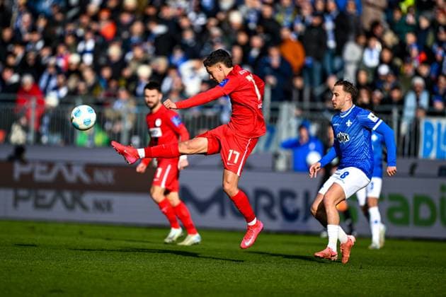 Frederik Schmahl SV 07 Elversberg, 17 on the ball, behind him Luca Marseiler SV Darmstadt 98, 08 , GER, SV Darmstadt 98 vs SV Elversberg, Football, 2 Bundesliga, Matchday 21, Season 2024 2025, 08 02 2025 DFL REGULATIONS PROHIBIT ANY USE OF PHOTOGRAPHS as IMAGE SEQUENCES and or QUASI VIDEO GER, SV Darmstadt 98 vs SV Elversberg, Football, 2 Bundesliga, Matchday 21, Season 2024 2025, 08 02 2025 Darmstadt Copyright: xEibner-Pressefoto FlorianxWieganx EP_FWD
