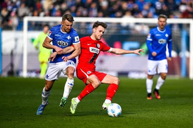 Tom Zimmerschied SV 07 Elversberg, 29 in duel with Marco Thiede SV Darmstadt 98, 13 , GER, SV Darmstadt 98 vs SV Elversberg, Football, 2 Bundesliga, Matchday 21, Season 2024 2025, 08 02 2025 DFL REGULATIONS PROHIBIT ANY USE OF PHOTOGRAPHS as IMAGE SEQUENCES and or QUASI VIDEO GER, SV Darmstadt 98 vs SV Elversberg, Football, 2 Bundesliga, Matchday 21, Season 2024 2025, 08 02 2025 Darmstadt Copyright: xEibner-Pressefoto FlorianxWieganx EP_FWD