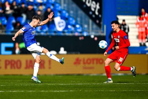 Marco Thiede SV Darmstadt 98, 13 in duel with Fisnik Asllani SV 07 Elversberg, 10 , GER, SV Darmstadt 98 vs SV Elversberg, Football, 2 Bundesliga, Matchday 21, Season 2024 2025, 08 02 2025 DFL REGULATIONS PROHIBIT ANY USE OF PHOTOGRAPHS as IMAGE SEQUENCES and or QUASI VIDEO GER, SV Darmstadt 98 vs SV Elversberg, Football, 2 Bundesliga, Matchday 21, Season 2024 2025, 08 02 2025 Darmstadt Copyright: xEibner-Pressefoto FlorianxWieganx EP_FWD