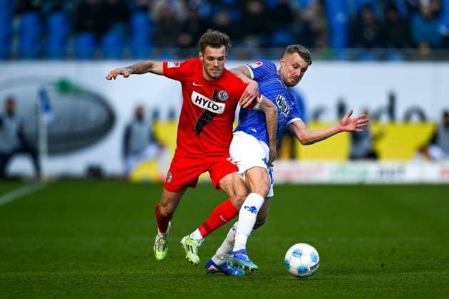 Tom Zimmerschied SV 07 Elversberg, 29 in duel with Marco Thiede SV Darmstadt 98, 13 , GER, SV Darmstadt 98 vs SV Elversberg, Football, 2 Bundesliga, Matchday 21, Season 2024 2025, 08 02 2025 DFL REGULATIONS PROHIBIT ANY USE OF PHOTOGRAPHS as IMAGE SEQUENCES and or QUASI VIDEO GER, SV Darmstadt 98 vs SV Elversberg, Football, 2 Bundesliga, Matchday 21, Season 2024 2025, 08 02 2025 Darmstadt Copyright: xEibner-Pressefoto FlorianxWieganx EP_FWD