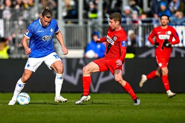 Fynn Lakenmacher SV Darmstadt 98, 19 in duel with Elias Baum SV 07 Elversberg, 02 , GER, SV Darmstadt 98 vs SV Elversberg, Football, 2 Bundesliga, Matchday 21, Season 2024 2025, 08 02 2025 DFL REGULATIONS PROHIBIT ANY USE OF PHOTOGRAPHS as IMAGE SEQUENCES and or QUASI VIDEO GER, SV Darmstadt 98 vs SV Elversberg, Football, 2 Bundesliga, Matchday 21, Season 2024 2025, 08 02 2025 Darmstadt Copyright: xEibner-Pressefoto FlorianxWieganx EP_FWD