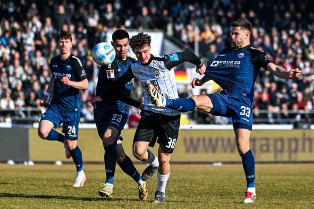 GER, 2 BL, SSV Ulm 1846 vs SC Paderborn 08 02 2025, Donaustadion, Ulm, GER, 2 BL, SSV Ulm 1846 vs SC Paderborn, in the picture Raphael Obermair SC Paderborn, 23 , Maurice Krattenmacher SSV Ulm, 30 , Marcel Hoffmeier SC Paderborn, 33 plays the ball nordphotoxGmbHx xHafner nph00200