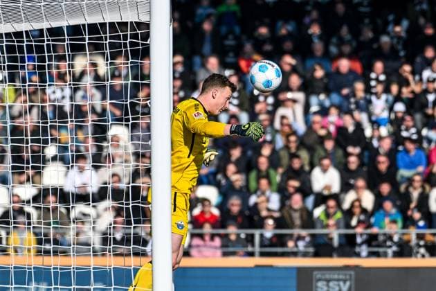 GER, 2 BL, SSV Ulm 1846 vs SC Paderborn 08 02 2025, Donaustadion, Ulm, GER, 2 BL, SSV Ulm 1846 vs SC Paderborn, in the picture Markus Schubert SC Paderborn, 30 , header defense in front of the goal line nordphotoxGmbHx xHafner nph00200