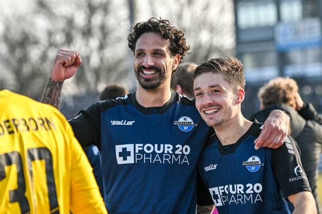 GER, 2 BL, SSV Ulm 1846 vs SC Paderborn 08 02 2025, Donaustadion, Ulm, GER, 2 BL, SSV Ulm 1846 vs SC Paderborn, in the picture Adriano Grimaldi SC Paderborn, 39 and Marvin Mehlem SC Paderborn, 6 after the end of the match nordphotoxGmbHx xHafner nph00200