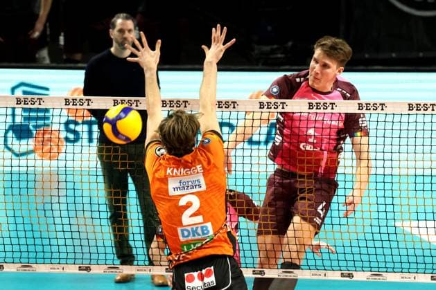 DEU, DVV, 1 VBL, BR Volleys vs Netzhoppers KW Bestensee, 08 02 2025, Max Schmeling Halle, Berlin, DEU, DVV, 1 VBL, BR Volleys vs Netzhoppers KW Bestensee, in the picture Matthew Knigge BR Volleys 2 , DENYS KALIBERDA Netzhoppers 1 Photo Juergen Engler nordphoto GmbH nordphotoxGmbHx xEngler nph00076