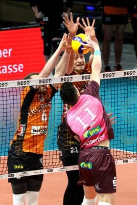 DEU, DVV, 1 VBL, BR Volleys vs Netzhoppers KW Bestensee, 08 02 2025, Max Schmeling Halle, Berlin, DEU, DVV, 1 VBL, BR Volleys vs Netzhoppers KW Bestensee, in the picture Johannes Tille BR Volleys 6 , Tobias Krick BR Volleys 21 ,Theo Timmermann Netzhoppers 11 Photo Juergen Engler nordphoto GmbH nordphotoxGmbHx xEngler nph00076