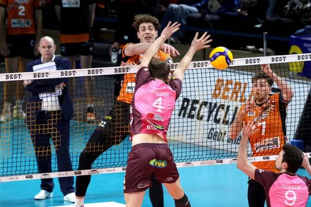DEU, DVV, 1 VBL, BR Volleys vs Netzhoppers KW Bestensee, 08 02 2025, Max Schmeling Halle, Berlin, DEU, DVV, 1 VBL, BR Volleys vs Netzhoppers KW Bestensee, in the picture Tobias Krick BR Volleys 21 , Simon Plaskie BR Volleys 7 , Coach Joel Banks BR Volleys , ODIN GNILITZA Netzhoppers 4 Photo Juergen Engler nordphoto GmbH nordphotoxGmbHx xEngler nph00076