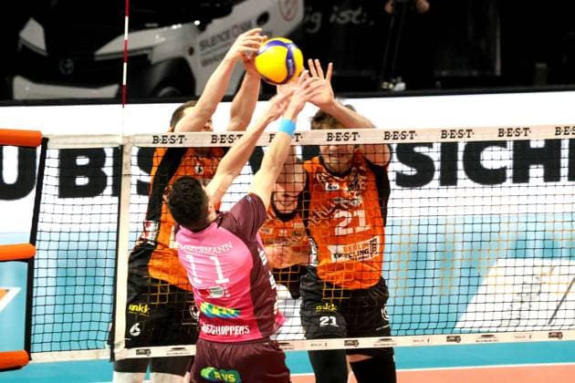 DEU, DVV, 1 VBL, BR Volleys vs Netzhoppers KW Bestensee, 08 02 2025, Max Schmeling Halle, Berlin, DEU, DVV, 1 VBL, BR Volleys vs Netzhoppers KW Bestensee, in the picture Johannes Tille BR Volleys 6 , Tobias Krick BR Volleys 21 , Theo Timmermann Netzhoppers 11 Photo Juergen Engler nordphoto GmbH nordphotoxGmbHx xEngler nph00076