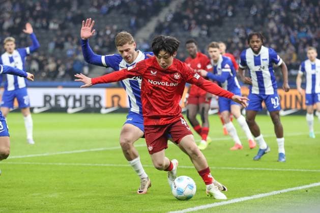 08 02 2025, xtgx, Football 2 Bundesliga, Hertha BSC Berlin 1 FC Kaiserslautern emspor, v l Marton Dardai Hertha, 31 , Daisuke Yokota Kaiserslautern, 41 duel, duel, fight, tackle DFL DFB REGULATIONS PROHIBIT ANY USE OF PHOTOGRAPHS as IMAGE SEQUENCES and or QUASI VIDEO Berlin