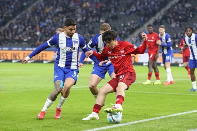 08 02 2025, xtgx, Soccer 2 Bundesliga, Hertha BSC Berlin 1 FC Kaiserslautern emspor, v l Kevin Sessa Hertha, 8 , Marton Dardai Hertha, 31 , Daisuke Yokota Kaiserslautern, 41 duel, fight, tackle DFL DFB REGULATIONS PROHIBIT ANY USE OF PHOTOGRAPHS as IMAGE SEQUENCES and or QUASI VIDEO Berlin