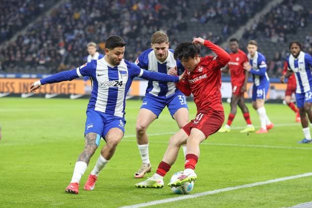 08 02 2025, xtgx, Soccer 2 Bundesliga, Hertha BSC Berlin 1 FC Kaiserslautern emspor, v l Kevin Sessa Hertha, 8 , Marton Dardai Hertha, 31 , Daisuke Yokota Kaiserslautern, 41 duel, fight, tackle DFL DFB REGULATIONS PROHIBIT ANY USE OF PHOTOGRAPHS as IMAGE SEQUENCES and or QUASI VIDEO Berlin